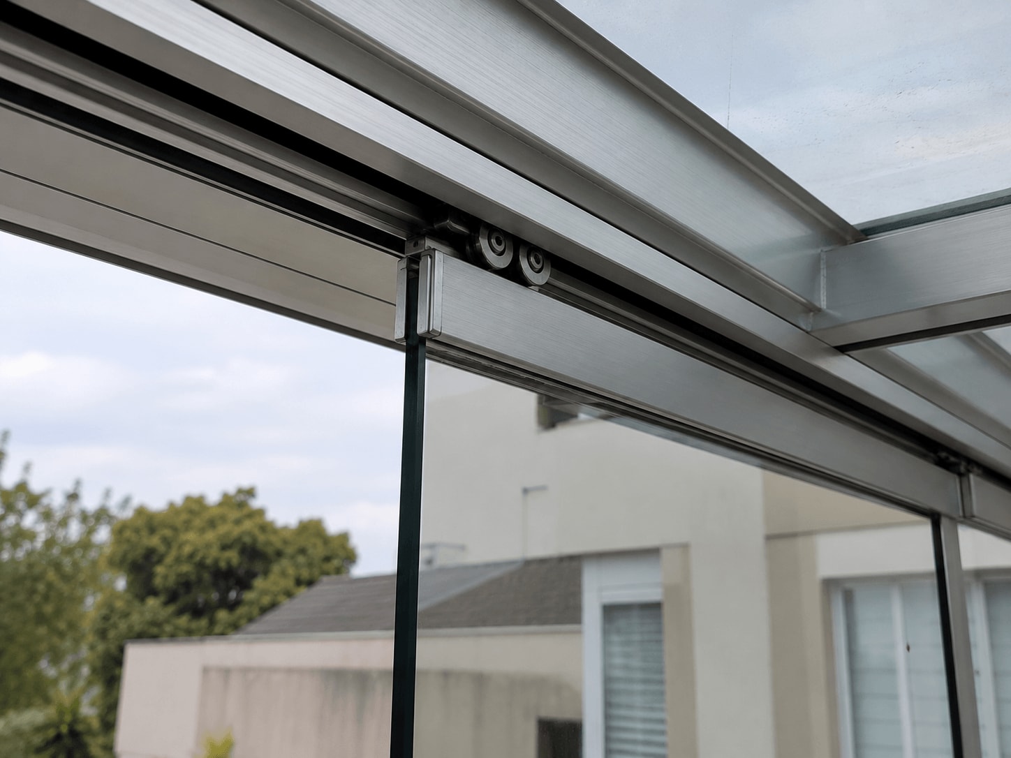 Detalhe do trilho superior de cobertura de vidro retrátil