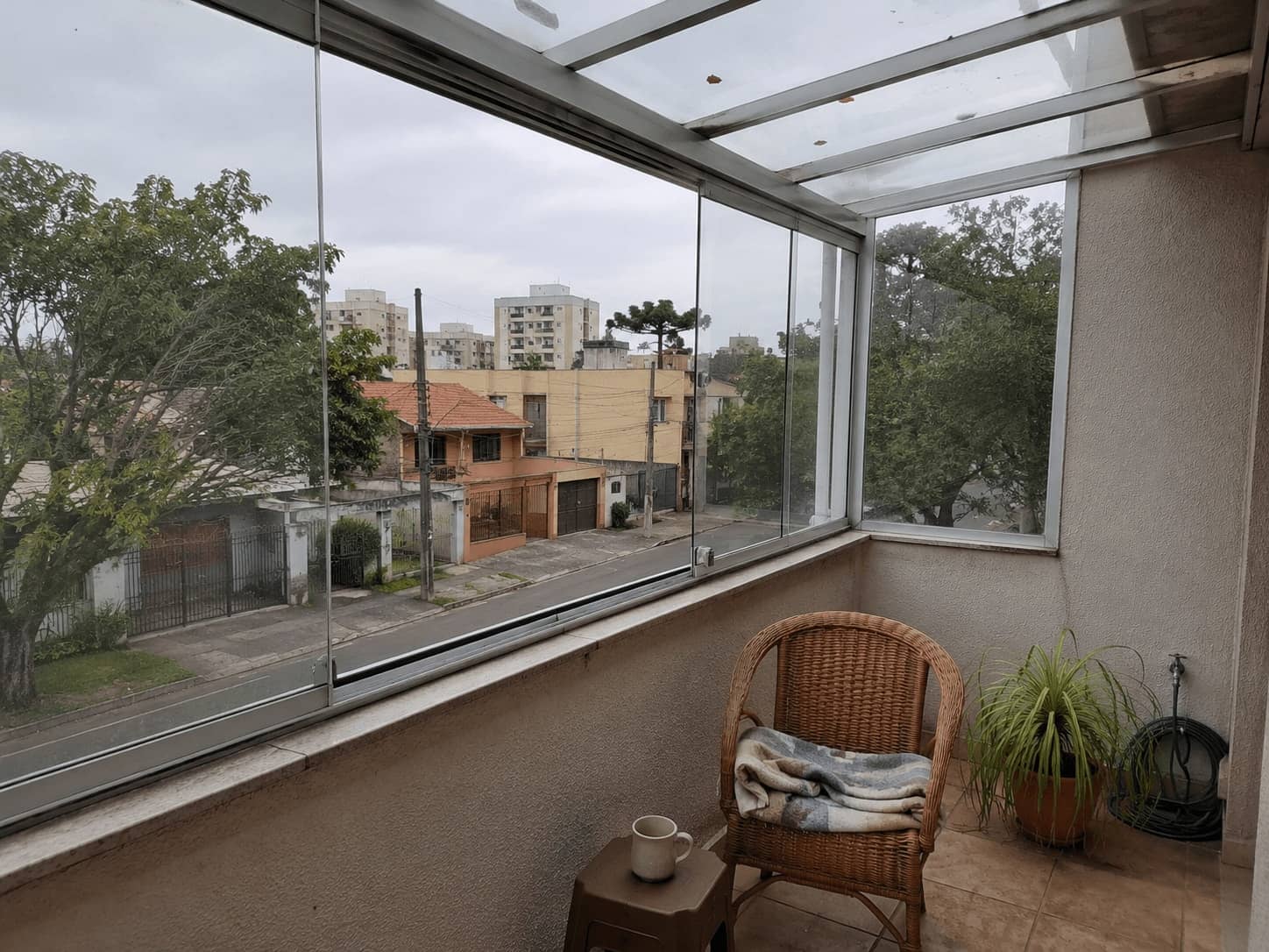 Cobertura de vidro retrátil instalada em varanda de apartamento em Curitiba