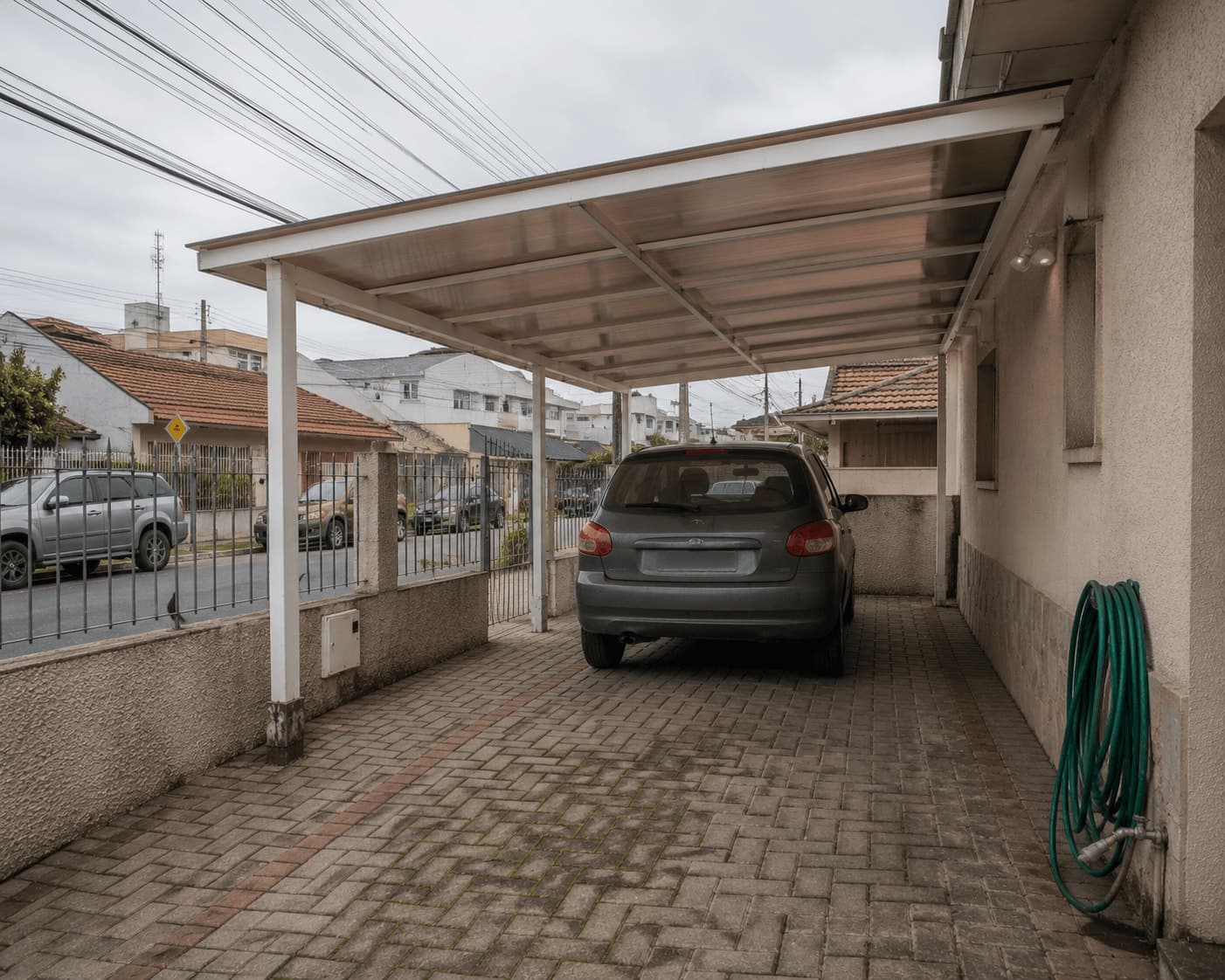Cobertura de policarbonato para garagem em residência em Curitiba
