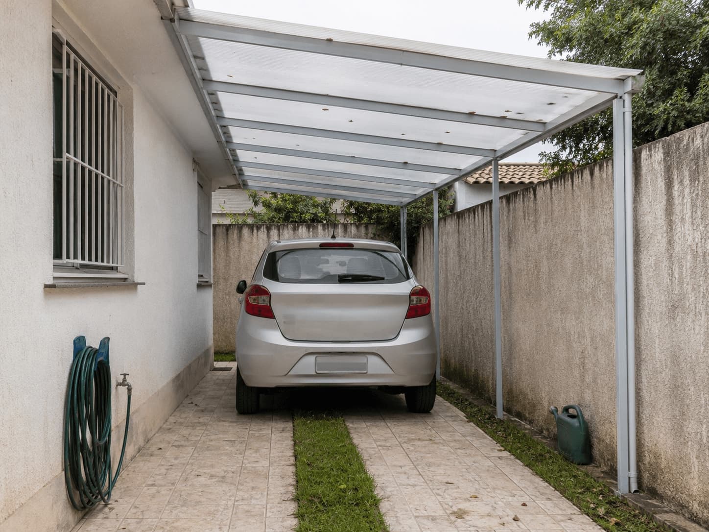 Cobertura de policarbonato instalada em garagem lateral de residência em Curitiba