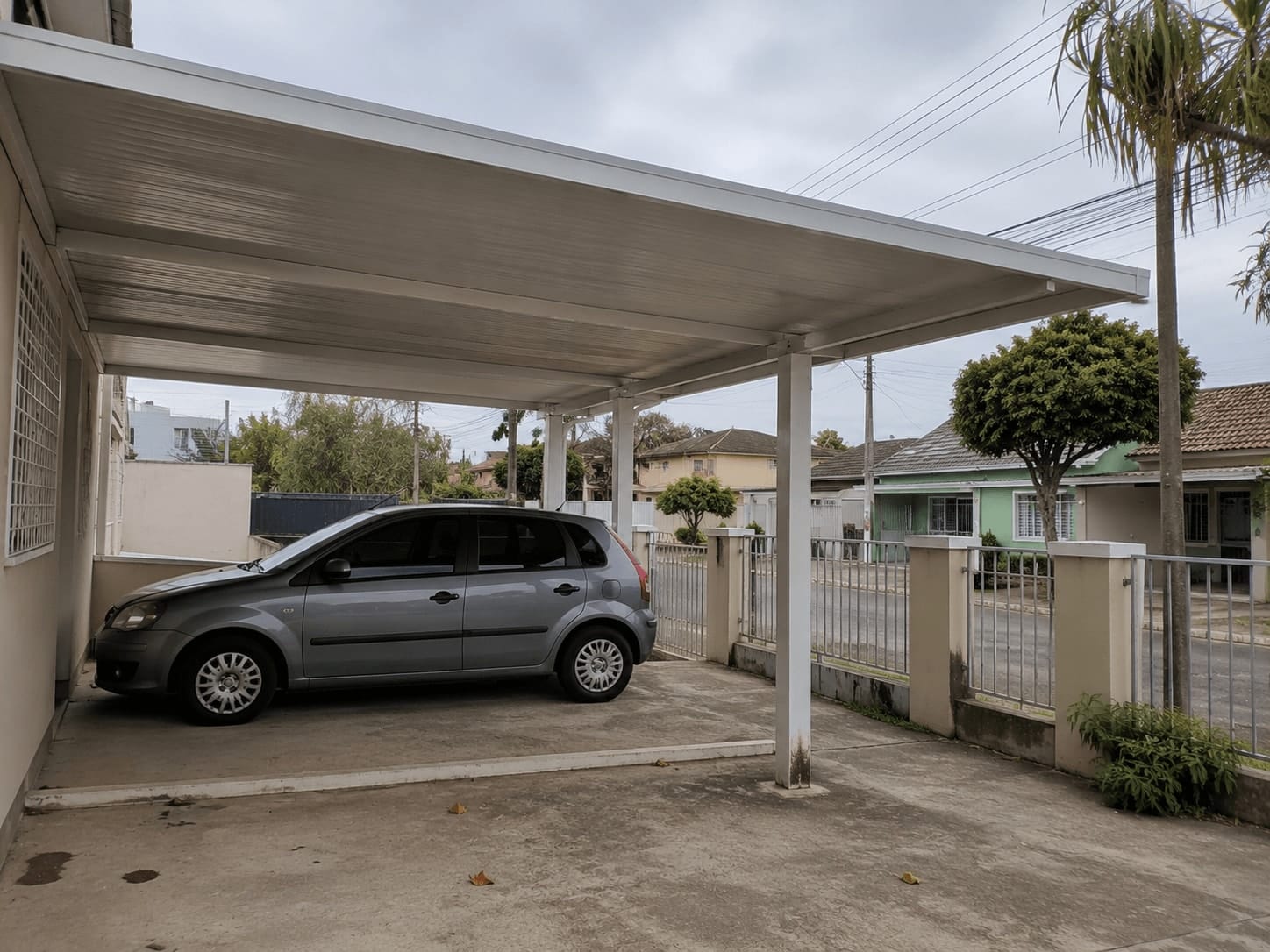 Cobertura de telha sanduíche sobre garagem residencial em Curitiba