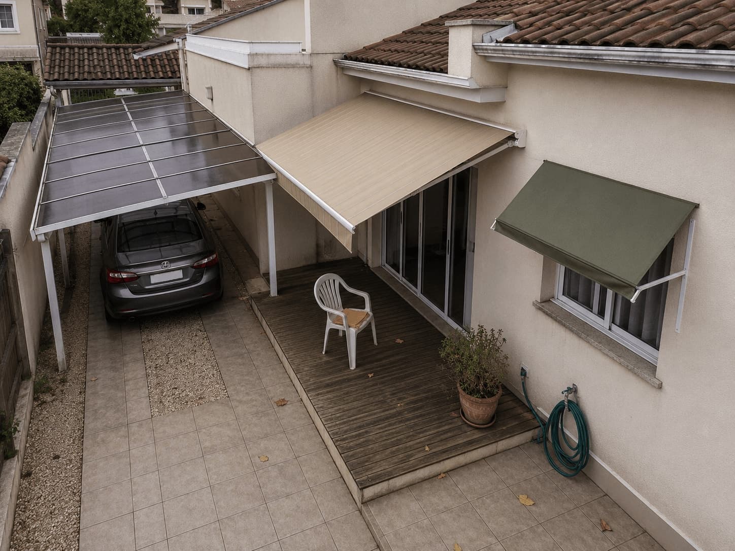 Diferentes tipos de toldos e coberturas instalados em residência em Curitiba
