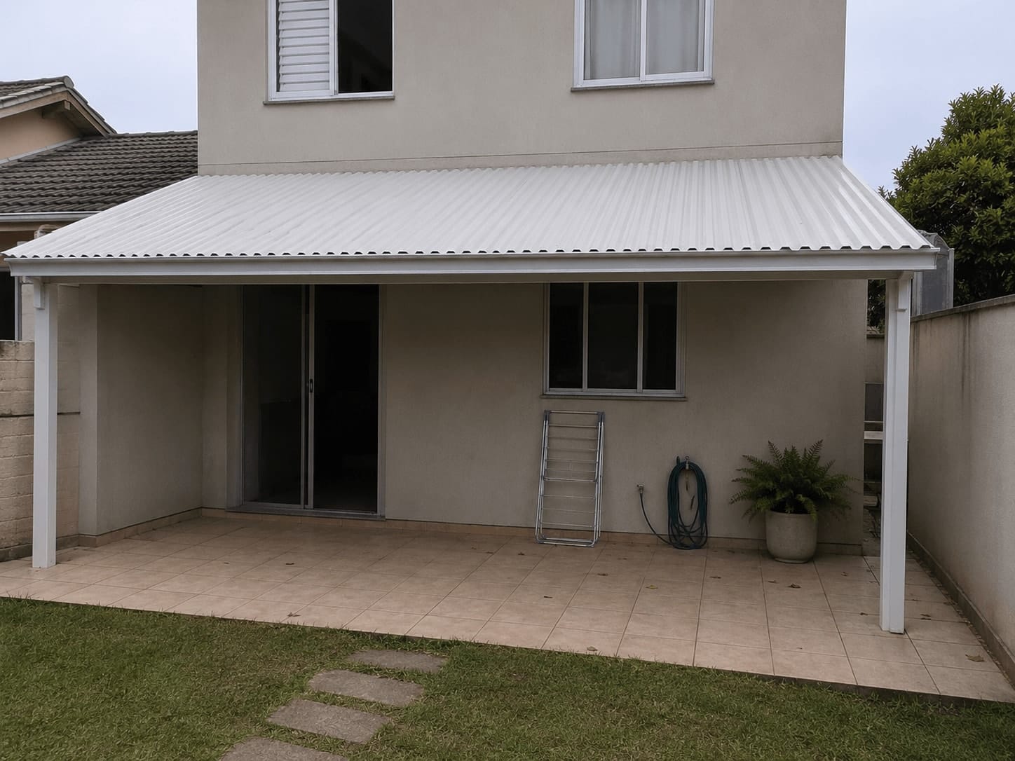 Telhado de alumínio cobrindo área de pátio em residência em Curitiba