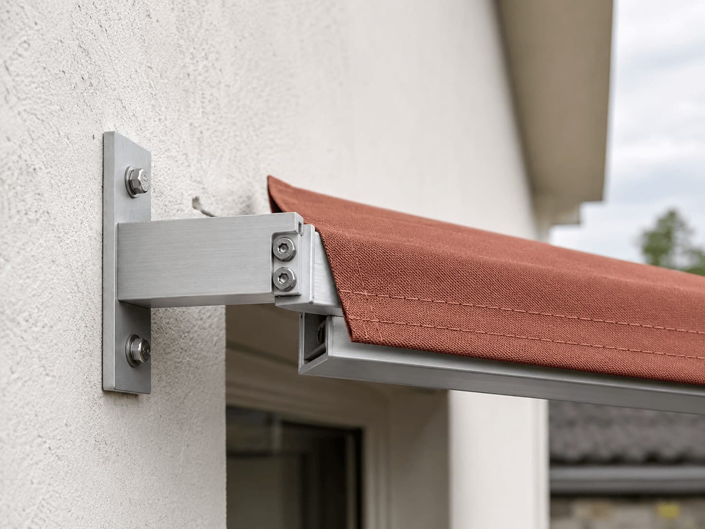 Detalhe do suporte de fixação de toldo de janela em parede