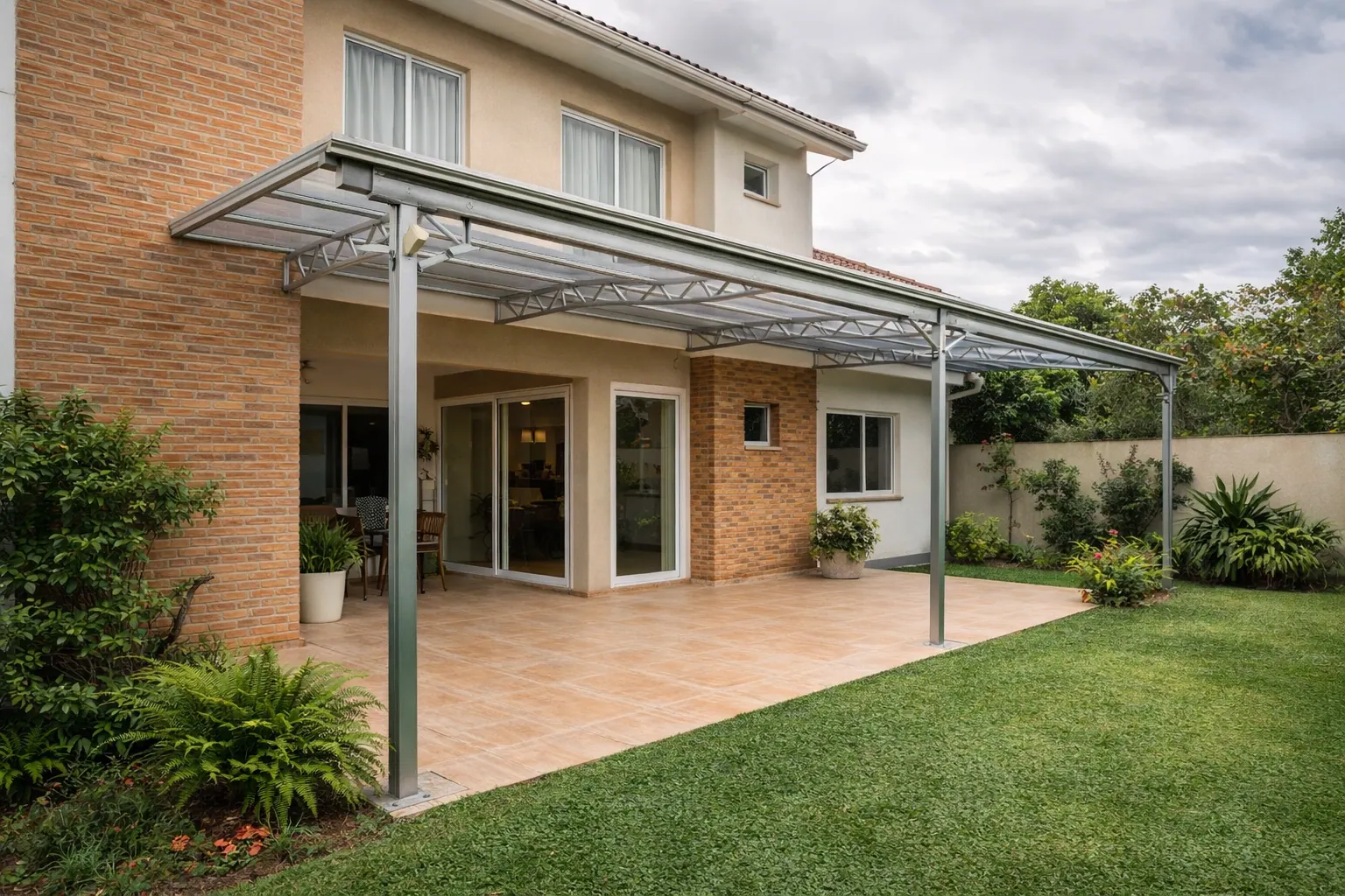 Toldo instalado em residência em Curitiba