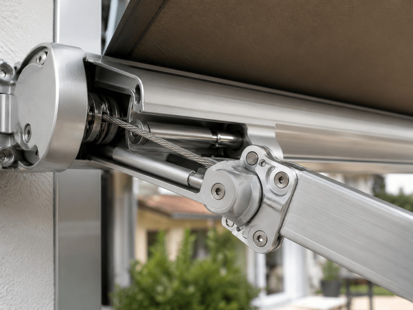 Detalhe do mecanismo de braço articulado de toldo retrátil