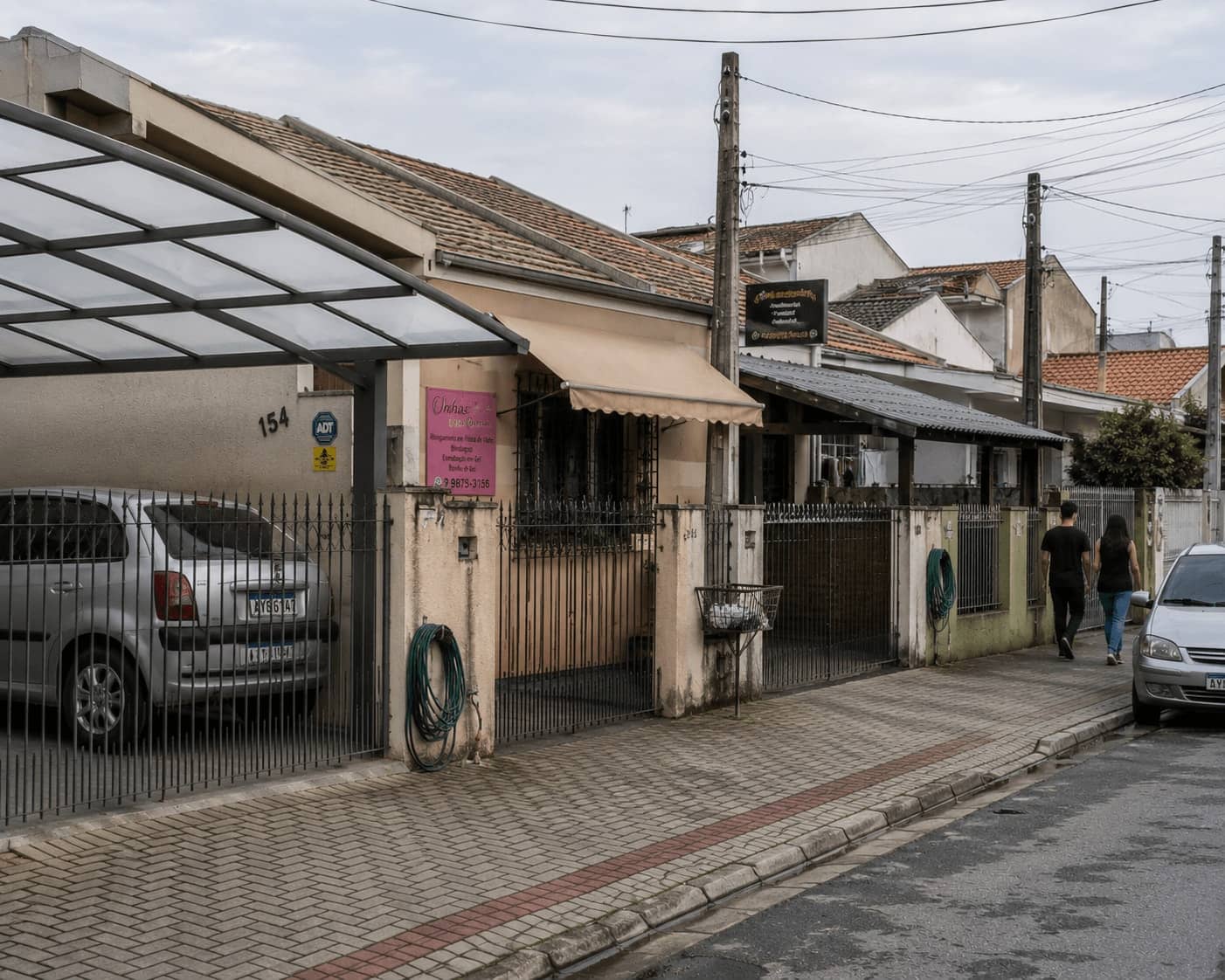 Rua residencial em São José dos Pinhais com casas com toldos e coberturas instalados